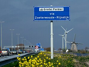 De molen "Zelden van Passe" langs de A4, met twee windturbines