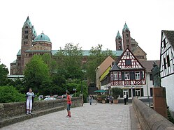 Speyerer Dom (Nordseite), im Vordergrund die Sonnenbrücke