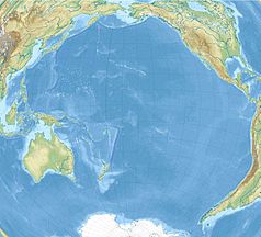 Mapa konturowa Oceanu Spokojnego, blisko centrum u góry znajduje się punkt z opisem „Park Narodowy Hawaiʻi Volcanoes”