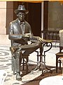 Statua di Fernando Pessoa di fronte al café A Brasileira, Lisbona (Portogallo).