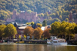 Neckarfähre vor dem Heidelberger Schloss