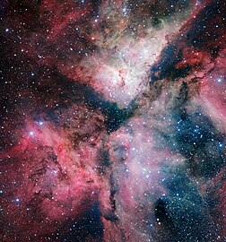 Nebulosa de Eta Carinae, formadora de estrelas, capturada em detalhe pelo VLT Survey Telescope do Observatório Paranal, mantido pelo Observatório Europeu do Sul, Chile. (definição 3 727 × 4 000)