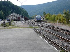 Halle à marchandises, Voies de remise et ATER 73500 en approche de la gare côté sud.