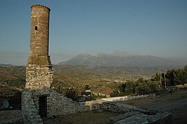 Februar: Reste der Roten Moschee in der Burg von Berat, im Hintergrund der Tomorr