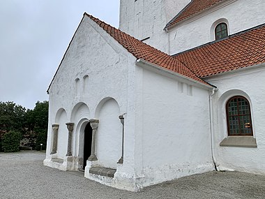 Vapenhuset på södra fasaden med kyrkans huvudingång