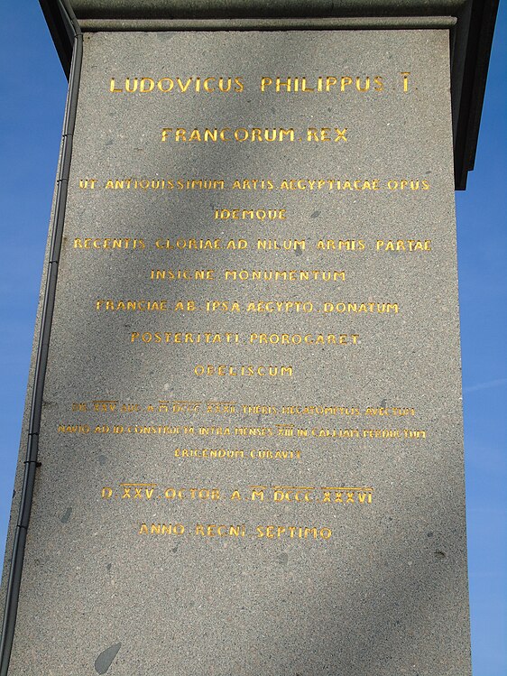 Inscription en latin d'une face du piédestal[j].