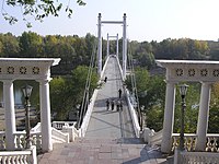 Orenburg (Russia) - il "Ponte Bianco", al cui centro si trovano due pilastri di confine con le scritte "Europa" e "Asia" (1982). A Orenburg il confine tra i due continenti è indicato anche da un obelisco alto più di quindici metri, che alla base reca due scritte a caratteri cubitali: ЕВРОПА (Europa) e АЗИЯ (Asia) (1981).