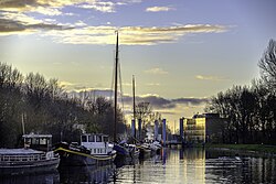 Woonboten aan het kanaal