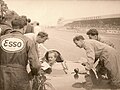 Colin Chapman im Cockpit eines Lotus Eleven, während des Trainings für das Formel-2-Rennen des britischen Grand Prix von 1956, Silverstone Circuit (Juli 1956)