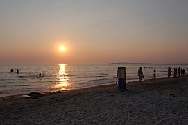 Juni: Sonnenuntergang am Strand von Durrës