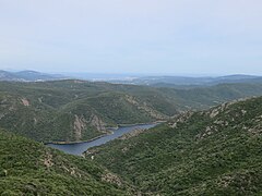 Barrage de la Verne vu depuis la piste de la Capelude.