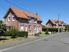 Des habitations groupées par deux.