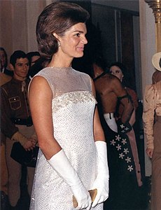 Jacqueline Kennedy Onassis med aftonhandskar 1962