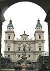 Domplatz med Jedermann-tribunen.