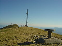 Le sommet du Grand Colombier : table d'orientation et croix puis signal au fond.