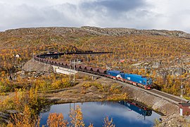 Un train de l'entreprise ferroviaire Malmtrafik i Kiruna AB sur la ligne de l'Ofotbanen allant vers Narvik entre Søsterbekk et Norddalen. Septembre 2020.