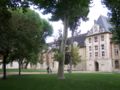 Une des quatre portes de la cour carrée.