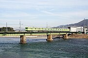 宇治川橋梁を渡る奈良線の列車（単線時代）