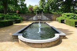 Wasserbassin und obere Treppe