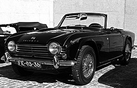 Une décapotable Triumph TR4 sur des pavés.