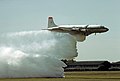 Eine Douglas DC-6 bei einer Löschvorführung in Paris (1977)