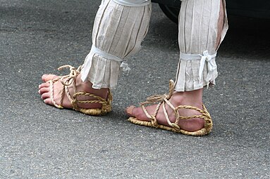 A method of tying the waraji without a fastening around the ankle (Gion Matsuri, 2009)