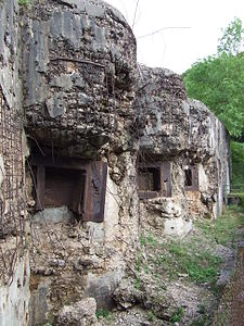 Façana del bloc 8 de l'ouvrage de l'Hackenberg, destruïda pels obusos estatunidencs als novembre de 1944