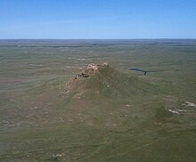 Photographie de Thunder Butte, entourée par la vaste plaine de l'Ouest de l'État.