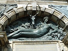 Friso del pórtico con la copia de la obra de Cellini, la Nymphe de Fontainebleau[4]​