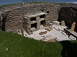 Una cómoda con estantes amuebla una casa en Skara Brae, un asentamiento en la actual Escocia que estuvo ocupado desde aproximadamente 3180-2500 a. C.