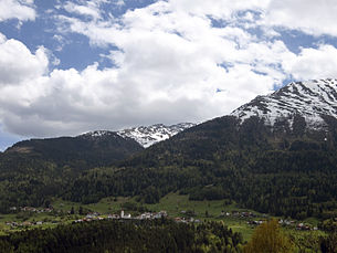 Tobadill vor den Bergen der Samnaungruppe