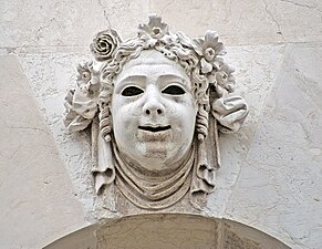 Mascaron sur la façade