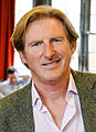 Adrian Dunbar interpreta Aidan Miles