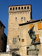 Place de Medina del Campo avec la Tour de Lozoya et le monument à Juan Bravo