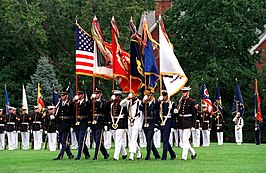 Parade met de vlaggen van de legeronderdelen in 2006.