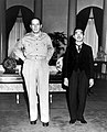 1945'te, savaştan sonra Amerikalı general MacArthur ve Hirohito