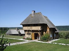 Porterie d'un manoir, réhabilitée en mairie.