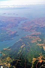 Vista aérea do Bosforo, o extremo sur e Istambul no fondo