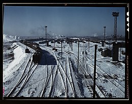 Oude foto van besneeuwd rangeerterrein.