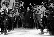 Landesbischof («delstatsbiskop») Ludwig Müller, åpner en synode i Wittenberg 27. september 1933 med hitlerhilsen. Foto: Deutsches Bundesarchiv