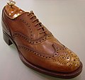 Le marron est une couleur standard pour les chaussures d'homme