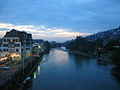 Blick von der Hardbrücke auf die Limmat mit dem Tramdepot am Escher-Wyss-Platz am linken Bildrand