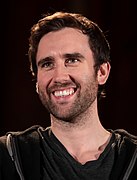 Matthew Lewis interprète Neville Londubat.