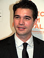 Steven Strait interpreta James Holden