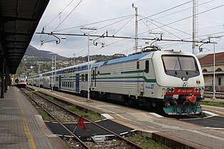 La E.464.326 in livrea Vivalto con un convoglio di carrozze di tale tipologia presso la stazione di Luino.