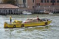 Livraison DHL par bateau à Venise.