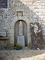 Statue dans le mur de l'église de Locoal.