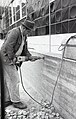 Oberflächenbearbeitung einer Betonfläche mit dem Pressluft-Stockhammer, 1964 (Stadthalle Göttingen, Foto: Fritz Paul)