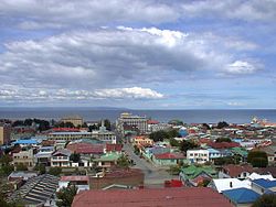 Quang cảnh thành phố Punta Arenas. In the background the Strait of Magellan and the north bờ biển của Tierra del Fuego (Isla Grande De Tierra del Fuego)