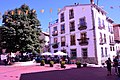 Paisaxe urbano de Camarena de la Sierra (Teruel), con detalle de la castañal d'indies (Aesculus hippocastanum) na plaza Mayor (2017).